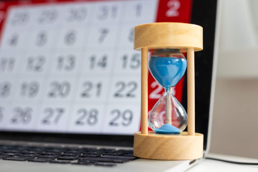 Sanduhr vor einem Kalender und Laptop – Barrierefreiheit als Website-Pflicht seit 2025: Wer nach BFSG und EAA 2026 wirklich betroffen ist und welche Fristen gelten