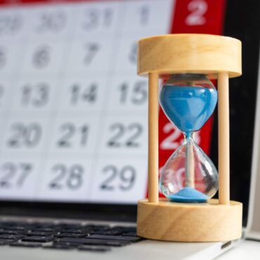 Sanduhr vor einem Kalender und Laptop – Barrierefreiheit als Website-Pflicht seit 2025: Wer nach BFSG und EAA 2026 wirklich betroffen ist und welche Fristen gelten