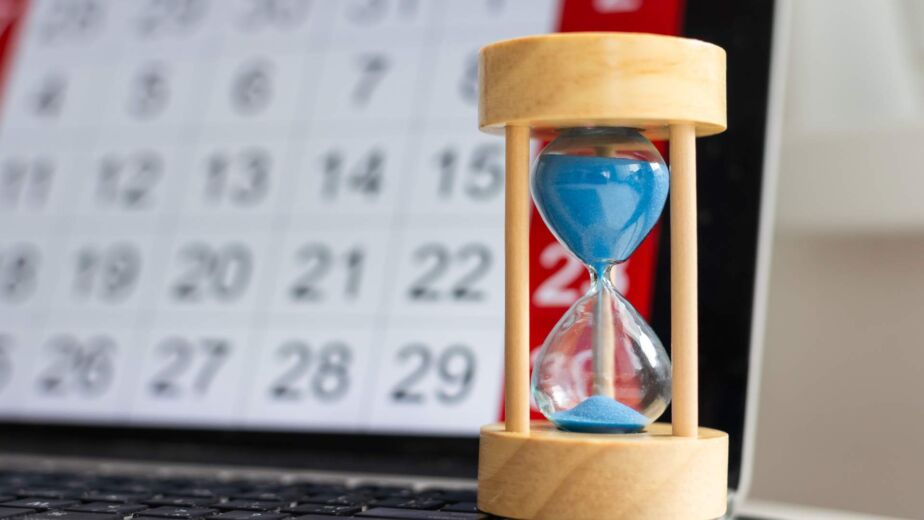 Sanduhr vor einem Kalender und Laptop – Barrierefreiheit als Website-Pflicht seit 2025: Wer nach BFSG und EAA 2026 wirklich betroffen ist und welche Fristen gelten