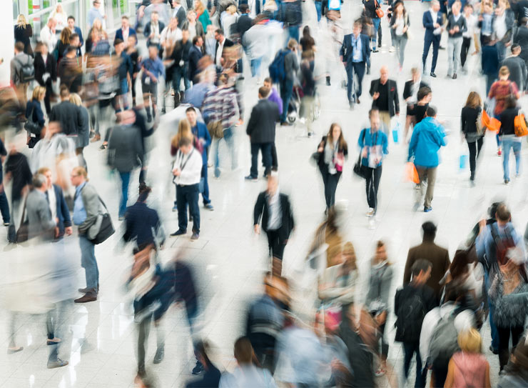 Große diverse Menschenmenge in Bewegung – barrierefreie Websites erschließen Millionen Menschen mit Einschränkungen als neue Zielgruppe nach BFSG und WCAG 2.2