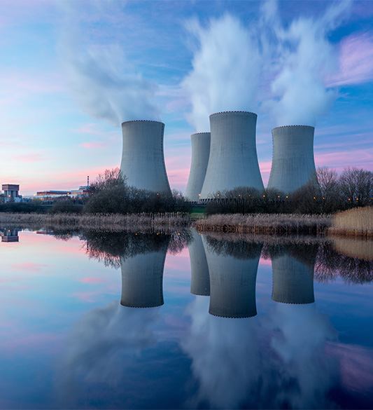 Kühlturm eines konventionellen Kraftwerks mit Wasserdampf – Symbol für Daseinsvorsorge und Energieversorgung in Deutschland
