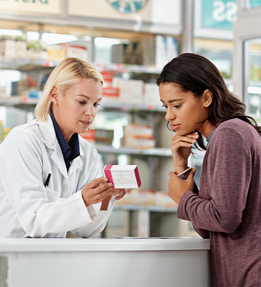 Apothekerin erklärt einer Patientin die Packungsbeilage eines Medikaments – barrierefreie Gesundheitsinformationen nach BFSG und WCAG 2.2