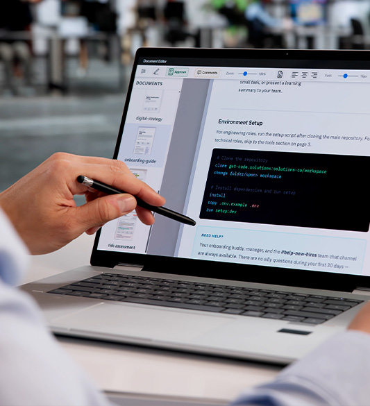 Hand zeigt auf einen Laptop-Bildschirm mit Lerninhalten – barrierefreie eLearning-Strukturen im Detail geprüft