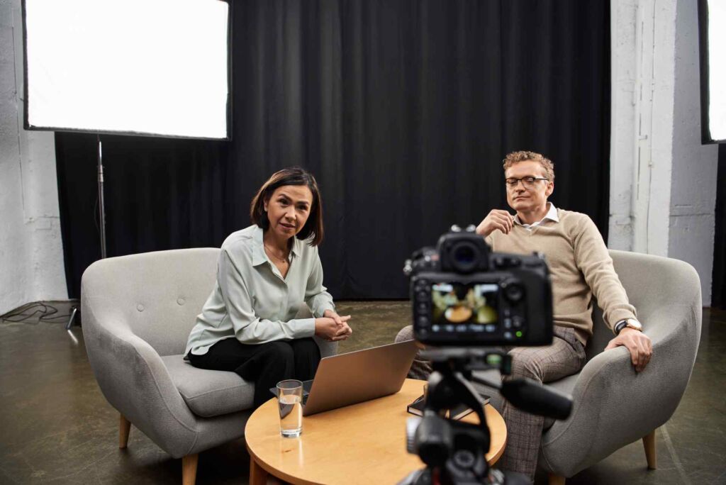 Zwei Personen sitzen gegenüber einer Kamera in einem Studio-Setting – EN 301 549: die technische Norm hinter BFSG und BITV 2.0 im Experteninterview verständlich erklärt nach WCAG 2.2