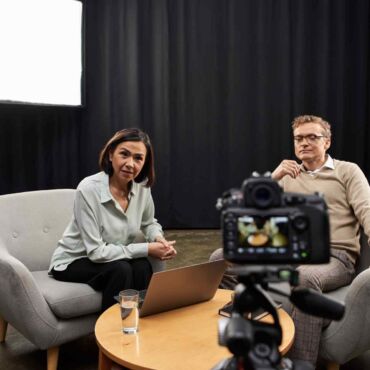 Zwei Personen sitzen gegenüber einer Kamera in einem Studio-Setting – EN 301 549: die technische Norm hinter BFSG und BITV 2.0 im Experteninterview verständlich erklärt nach WCAG 2.2