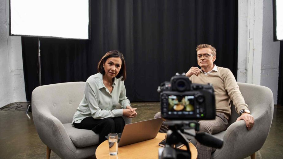 Zwei Personen sitzen gegenüber einer Kamera in einem Studio-Setting – EN 301 549: die technische Norm hinter BFSG und BITV 2.0 im Experteninterview verständlich erklärt nach WCAG 2.2