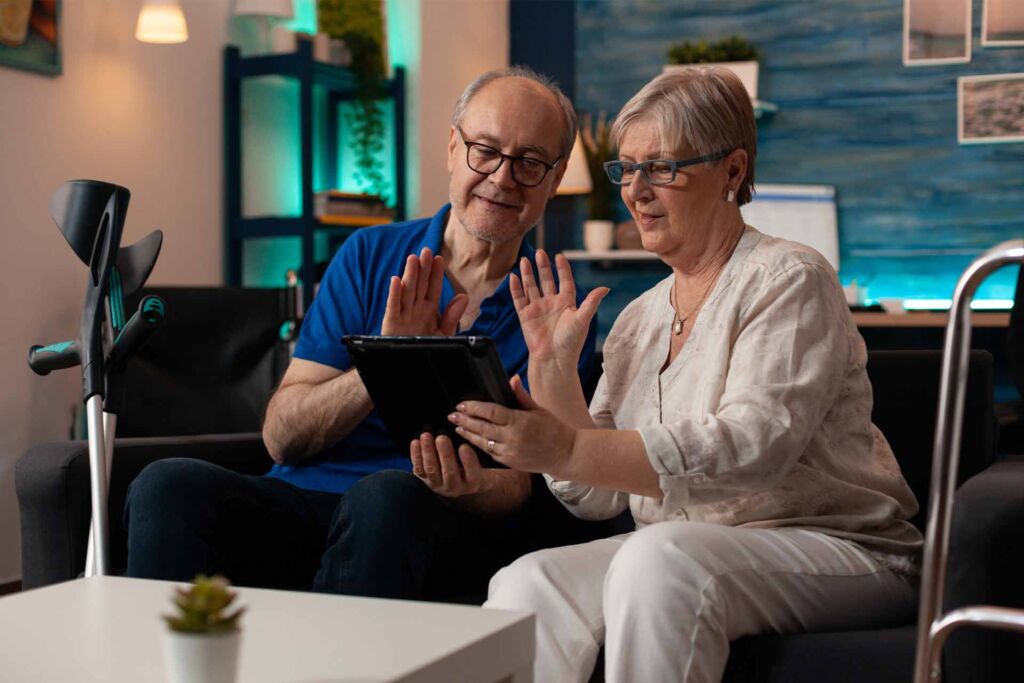 Älteres Paar mit Brille schaut gemeinsam auf ein Tablet – barrierefreie Schriftarten und Typografie für lesbare Websites nach WCAG 2.2: Schriftgröße, Kontrast und Zeilenabstand für alle Nutzergruppen
