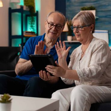 Älteres Paar mit Brille schaut gemeinsam auf ein Tablet – barrierefreie Schriftarten und Typografie für lesbare Websites nach WCAG 2.2: Schriftgröße, Kontrast und Zeilenabstand für alle Nutzergruppen