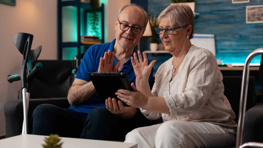 Älteres Paar mit Brille schaut gemeinsam auf ein Tablet – barrierefreie Schriftarten und Typografie für lesbare Websites nach WCAG 2.2: Schriftgröße, Kontrast und Zeilenabstand für alle Nutzergruppen