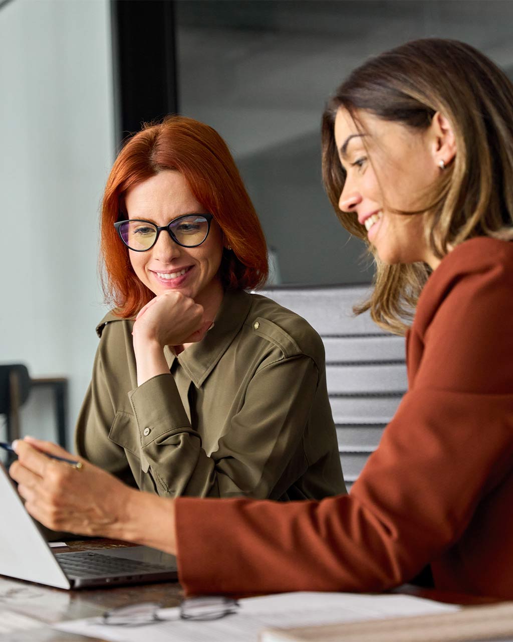 Zwei Frauen arbeiten lächelnd gemeinsam am Laptop – WCAG-Schulung und Barrierefreiheits-Zertifizierung für Inhouse-Teams, Entwickler und Freelancer nach BFSG mit verifizierbarem LinkedIn-Zertifikat