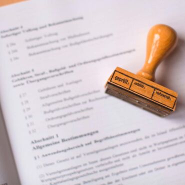 Prüfstempel 'geprüft' liegt auf Gesetzestext – belastbarer BFSG-Nachweis bei der Barrierefreiheits-Zertifizierung