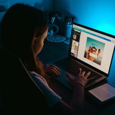 Person bearbeitet Bild in Design-Tool am Laptop bei Nacht – Alt-Texte richtig schreiben für jedes Bildmotiv