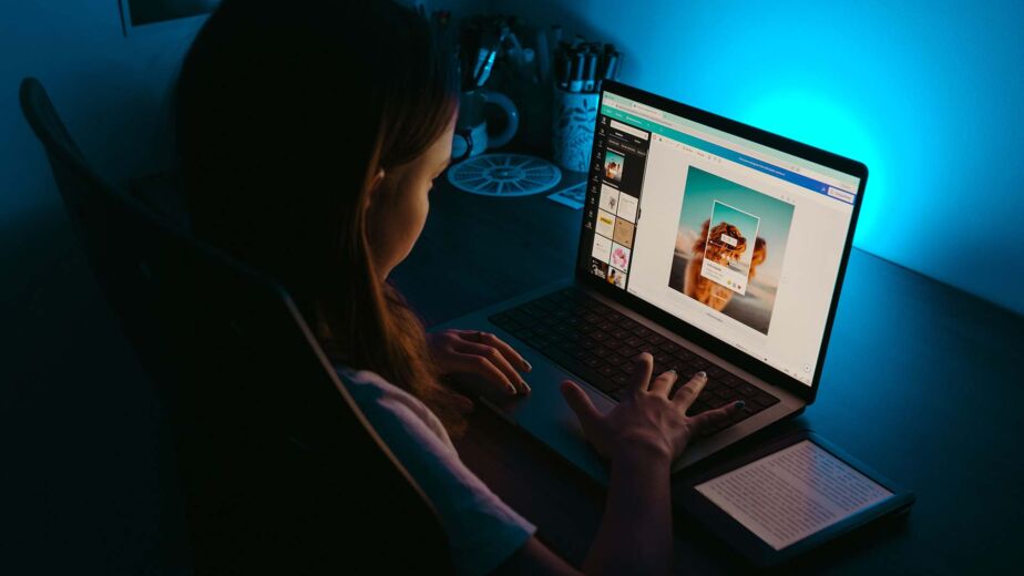 Person bearbeitet Bild in Design-Tool am Laptop bei Nacht – Alt-Texte richtig schreiben für jedes Bildmotiv