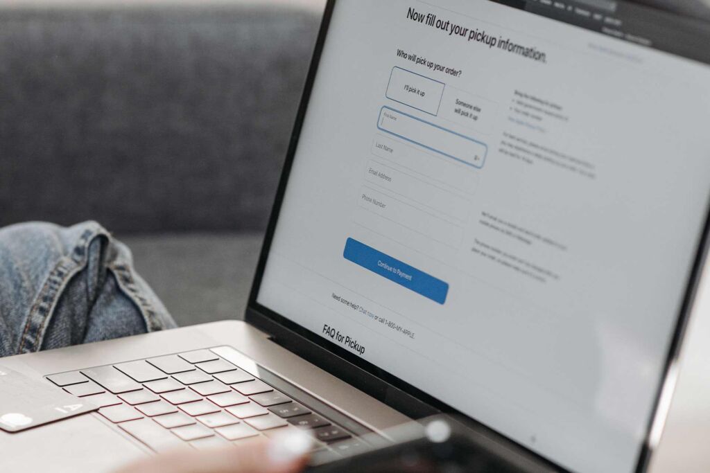 Person füllt Online-Formular am Laptop aus – barrierefreie Fehlermeldung entscheidet über erfolgreiches Absenden