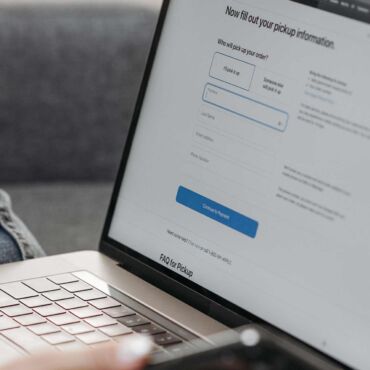 Person füllt Online-Formular am Laptop aus – barrierefreie Fehlermeldung entscheidet über erfolgreiches Absenden