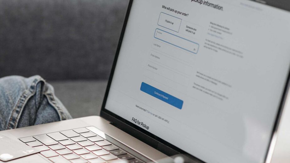 Person füllt Online-Formular am Laptop aus – barrierefreie Fehlermeldung entscheidet über erfolgreiches Absenden
