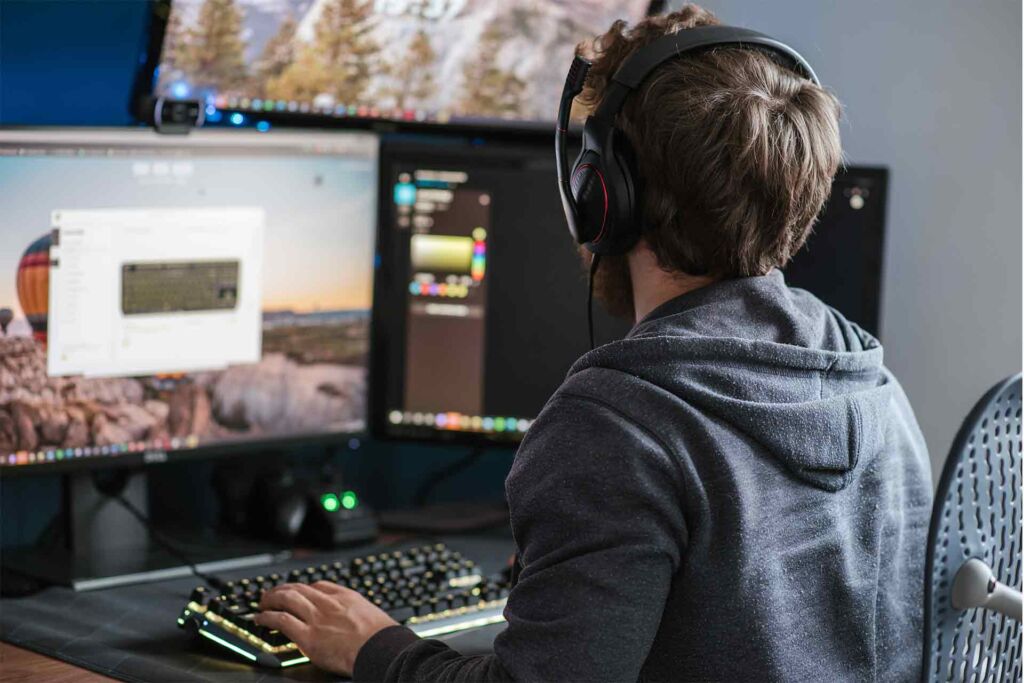 Person mit Kopfhörern sitzt vor zwei Monitoren mit Farbwerkzeug – Accessibility Tree: was der Screenreader liest