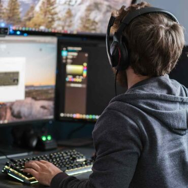 Person mit Kopfhörern sitzt vor zwei Monitoren mit Farbwerkzeug – Accessibility Tree: was der Screenreader liest