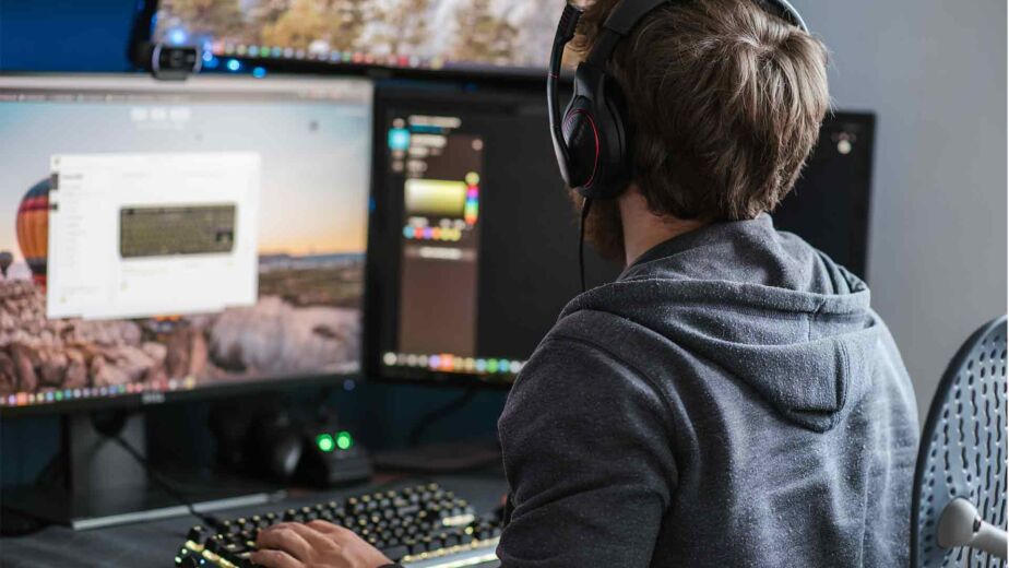 Person mit Kopfhörern sitzt vor zwei Monitoren mit Farbwerkzeug – Accessibility Tree: was der Screenreader liest