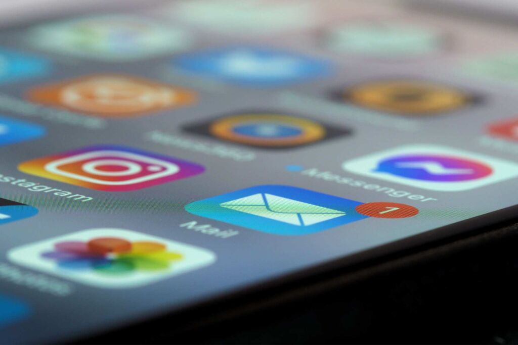 Smartphone-Homescreen mit App-Symbolen im Detail – Leitfaden App barrierefrei machen nach WCAG und BFSG