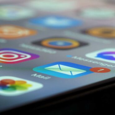 Smartphone-Homescreen mit App-Symbolen im Detail – Leitfaden App barrierefrei machen nach WCAG und BFSG