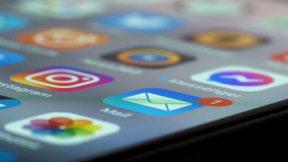 Smartphone-Homescreen mit App-Symbolen im Detail – Leitfaden App barrierefrei machen nach WCAG und BFSG