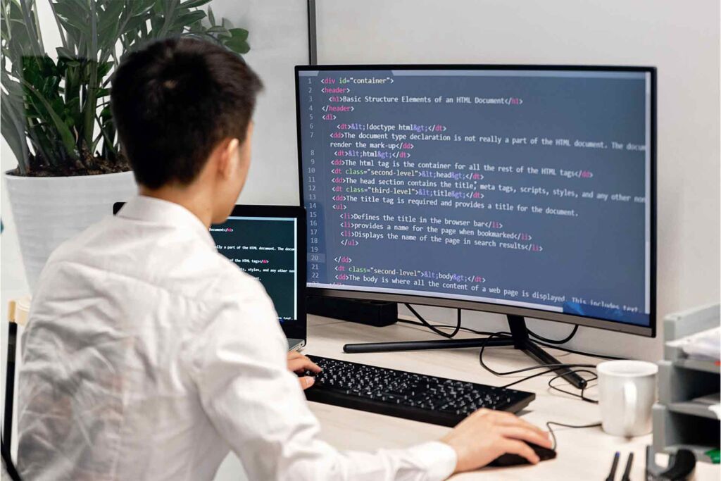 Programmierer liest HTML-Tags und Struktur am Bildschirm – WAI-ARIA und aria-label korrekt anwenden