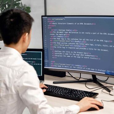 Programmierer liest HTML-Tags und Struktur am Bildschirm – WAI-ARIA und aria-label korrekt anwenden