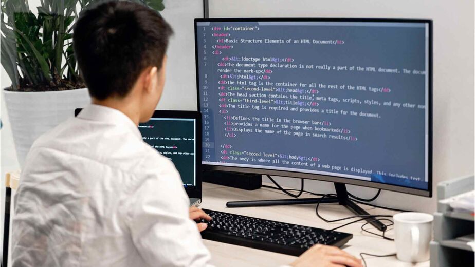Programmierer liest HTML-Tags und Struktur am Bildschirm – WAI-ARIA und aria-label korrekt anwenden
