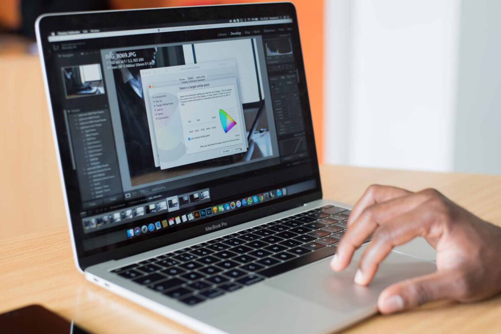 Bildschirm mit Farbeinstellungen und Farbdiagramm am MacBook – barrierefreie Farben und WCAG-Kontrastwerte