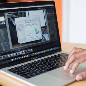 Bildschirm mit Farbeinstellungen und Farbdiagramm am MacBook – barrierefreie Farben und WCAG-Kontrastwerte