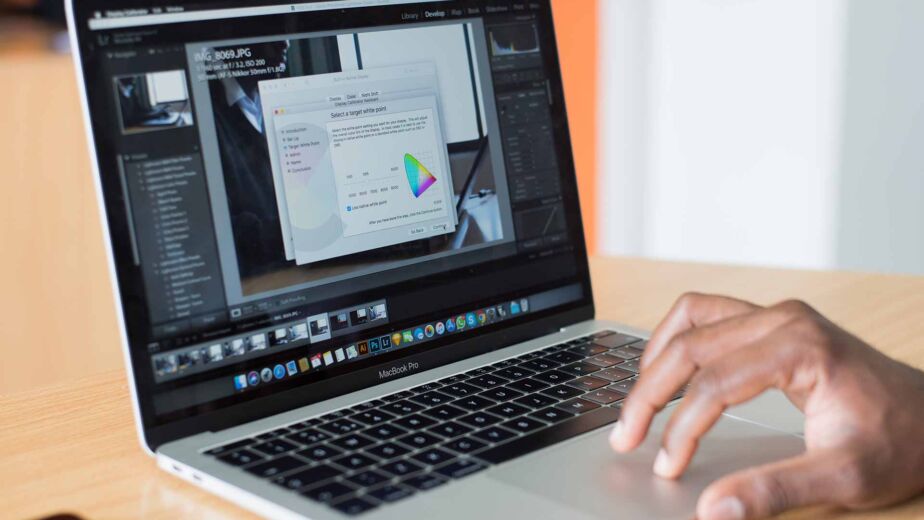 Bildschirm mit Farbeinstellungen und Farbdiagramm am MacBook – barrierefreie Farben und WCAG-Kontrastwerte
