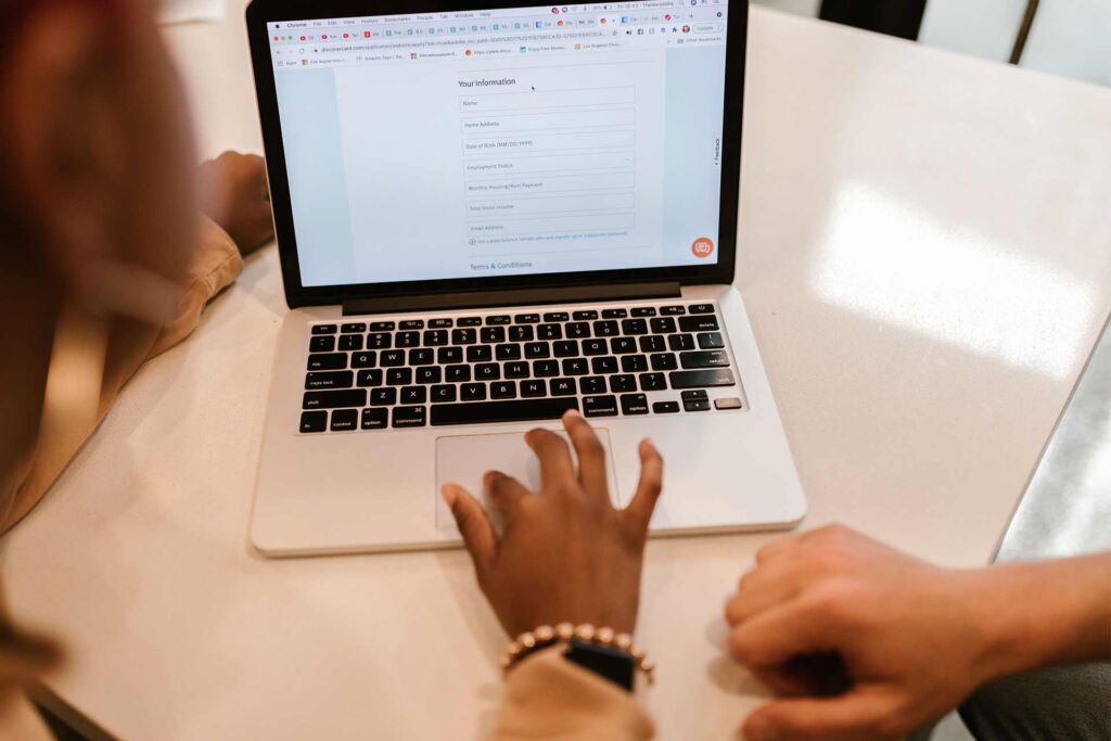 Online-Formular mit mehreren Eingabefeldern am Laptop – barrierefreie Formulare: Eingaben für alle nutzbar