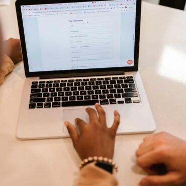Online-Formular mit mehreren Eingabefeldern am Laptop – barrierefreie Formulare: Eingaben für alle nutzbar