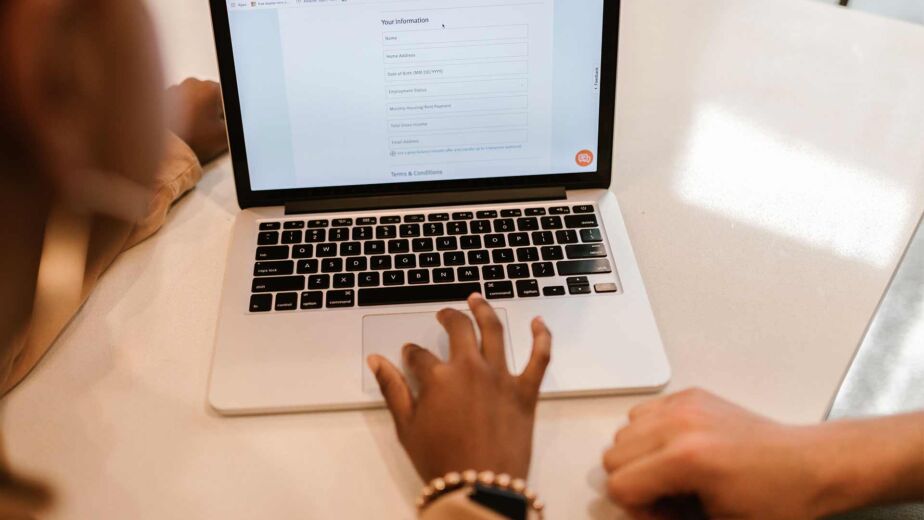 Online-Formular mit mehreren Eingabefeldern am Laptop – barrierefreie Formulare: Eingaben für alle nutzbar