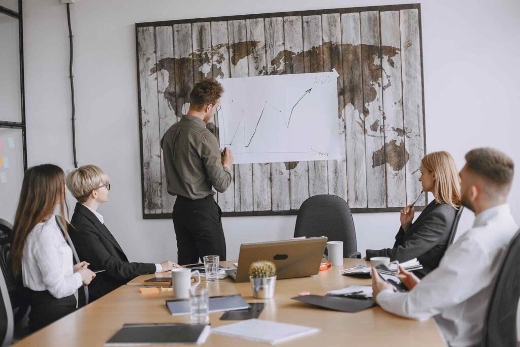 Präsentation einer Umsatzkurve im Meetingraum – digitale Barrierefreiheit als Geschäftsgrundlage verstehen