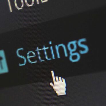 Cursor auf Einstellungen-Icon im Menü – Barrierefreie Navigation: WCAG-Standard für Menüführung im Web