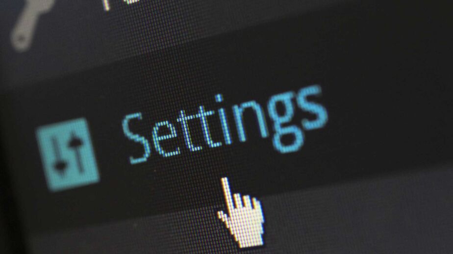 Cursor auf Einstellungen-Icon im Menü – Barrierefreie Navigation: WCAG-Standard für Menüführung im Web