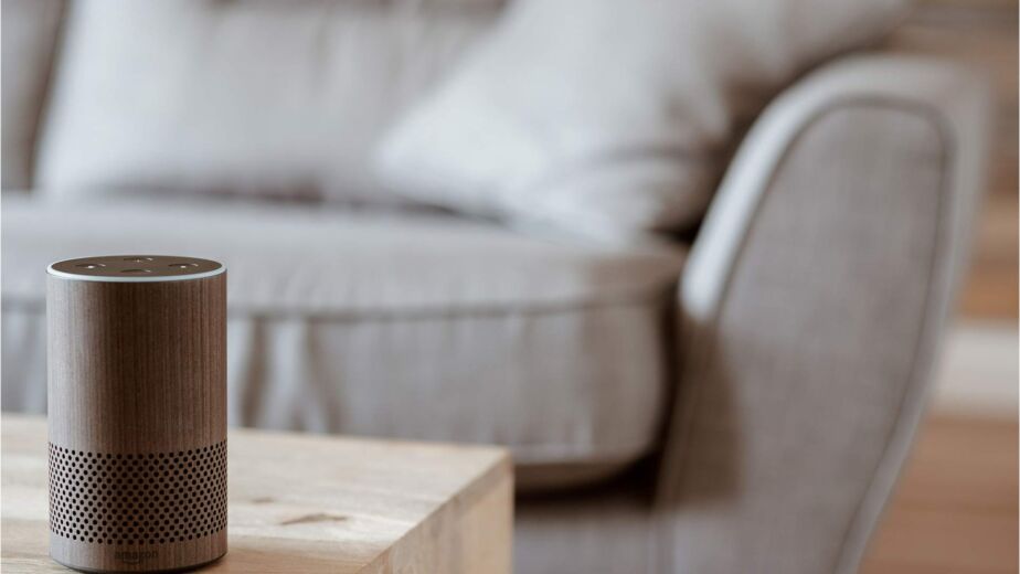 Sprachassistent-Lautsprecher auf Wohnzimmertisch – Barrierefreiheit durch Sprachsteuerung im Alltag