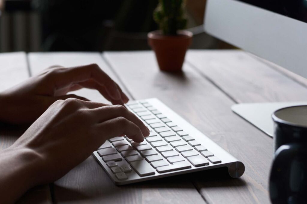 Person bedient Website nur mit der Tastatur – barrierefreie Tastaturnavigation ohne Maus laut WCAG