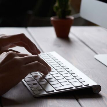 Person bedient Website nur mit der Tastatur – barrierefreie Tastaturnavigation ohne Maus laut WCAG