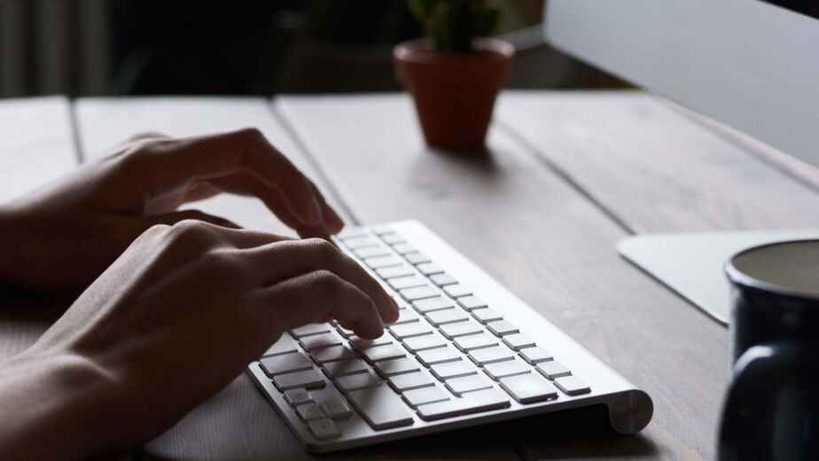 Person bedient Website nur mit der Tastatur – barrierefreie Tastaturnavigation ohne Maus laut WCAG