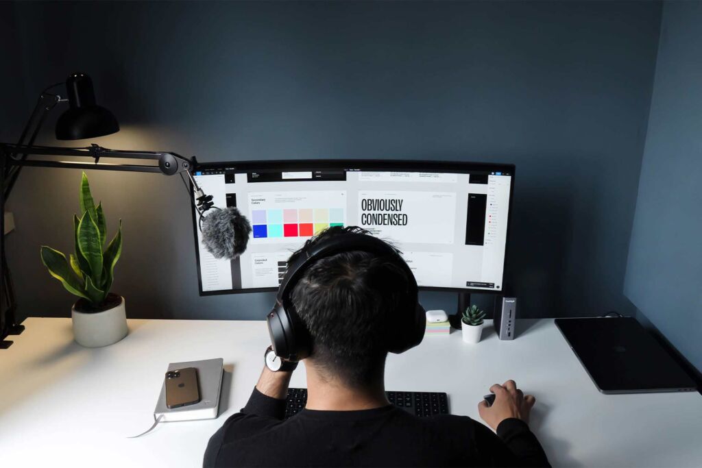 Webdesigner arbeitet am Bildschirm mit Farben & Typografie – WCAG 2.2 als Standard für digitale Barrierefreiheit verständlich erklärt