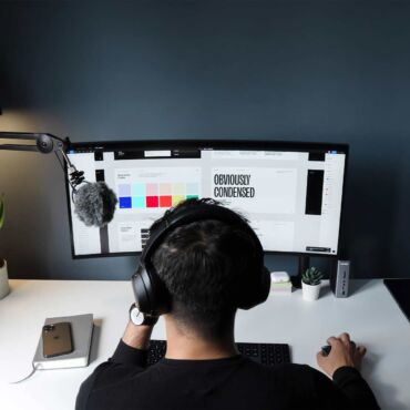 Webdesigner arbeitet am Bildschirm mit Farben & Typografie – WCAG 2.2 als Standard für digitale Barrierefreiheit verständlich erklärt