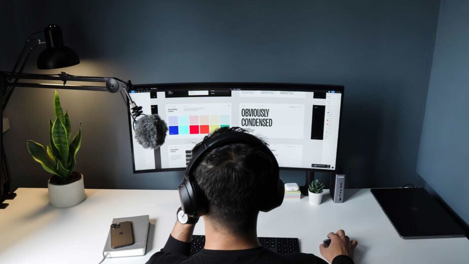 Webdesigner arbeitet am Bildschirm mit Farben & Typografie – WCAG 2.2 als Standard für digitale Barrierefreiheit verständlich erklärt